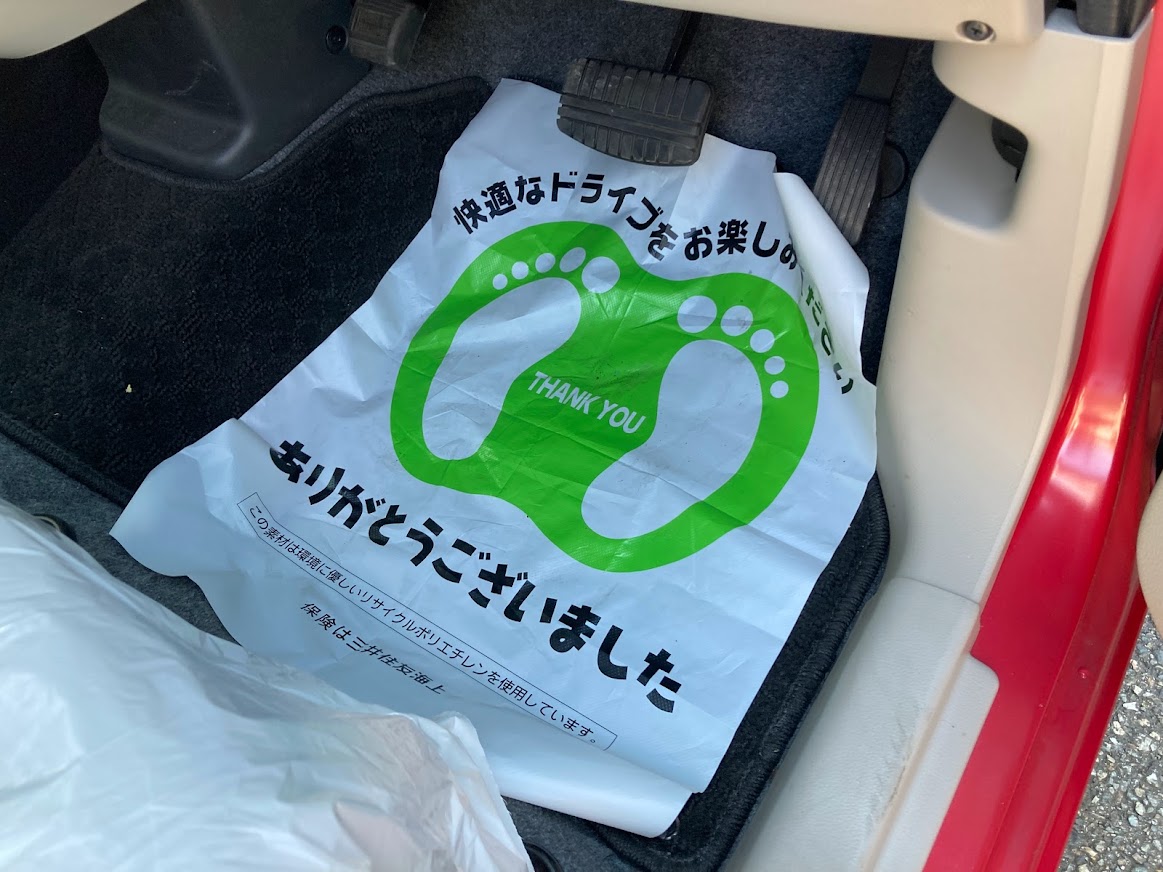 カバーされた運転席足元